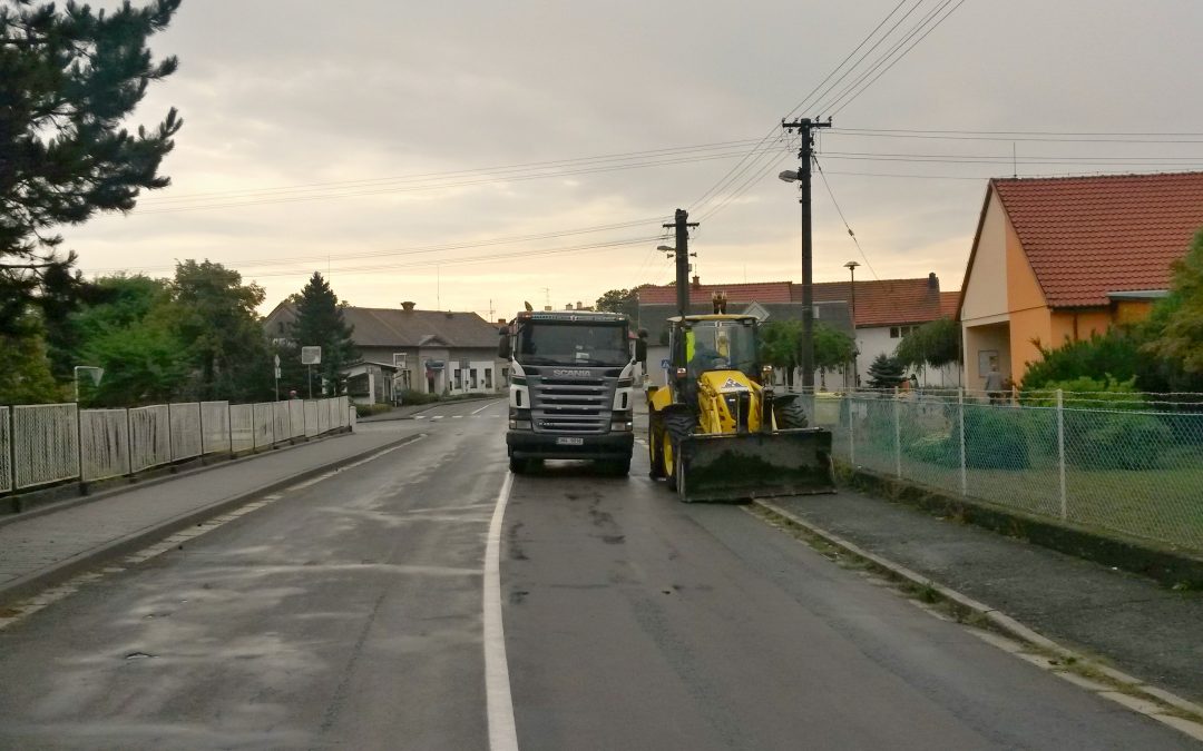 Chodníky a kanalizace v Ledcích