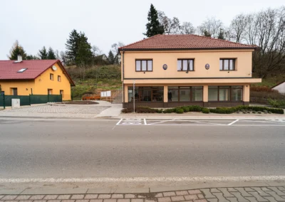 Úpravy při budově obecního úřadu Svídnice a úprava autobusové zastávky – zřízení místa pro přecházení