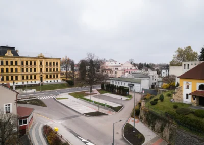 Realizace a revitalizace parkoviště a zpevněné plochy v ul. I. J. Pešiny + nový přechod pro chodce v ul. Tyršova